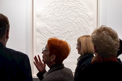 Foto: Stefan Janssen, Landtag Mecklenburg-Vorpommern; Prägedruck © Günther Uecker VG Bild-Kunst, Bonn 2025
