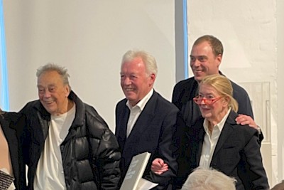 Professor Günther Uecker mit Familie bei der feierlichen Buchübergabe durch den Vorstand der ZERO foundation Prof. Dr. Jürgen Wilhelm.